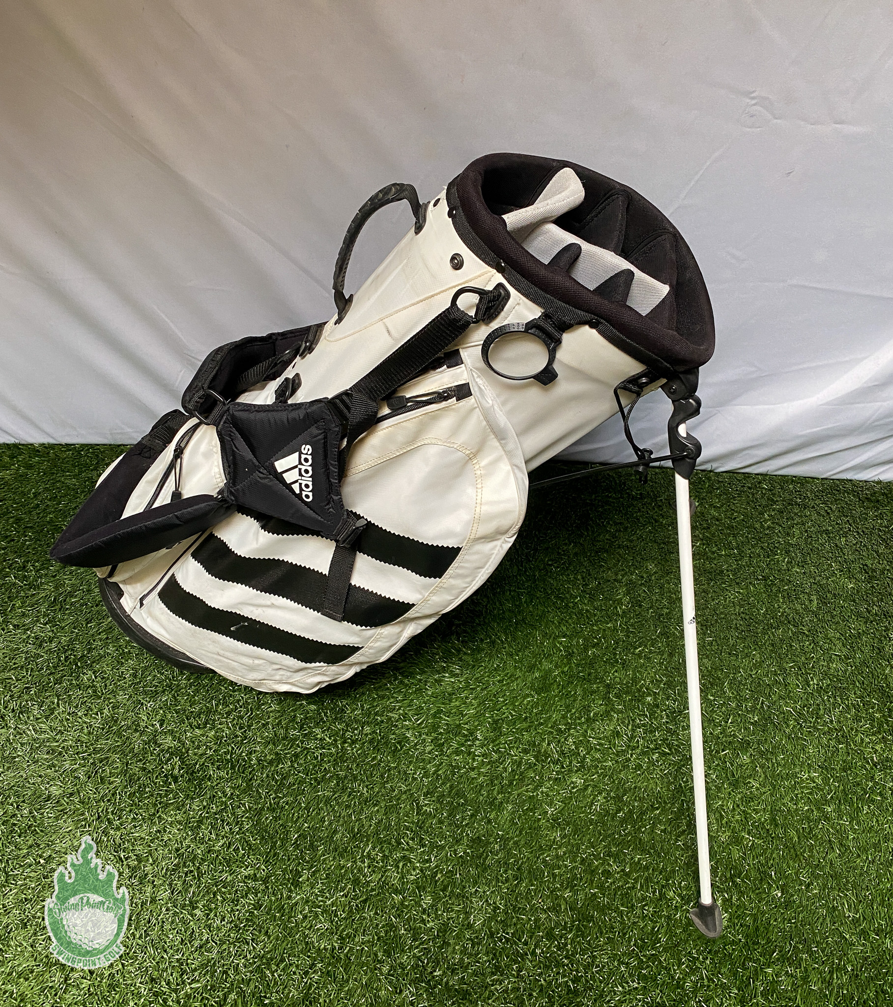 illoyalitet Landbrug forfremmelse Used Adidas Golf Cart/Carry Stand Bag 7-Way Divided White Rainhood & Dual  Strap · SwingPoint Golf®
