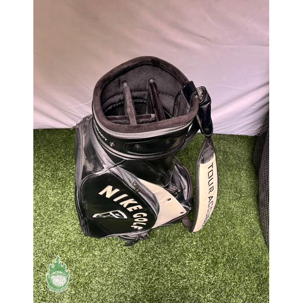 schermutseling Idioot Wat is er mis Used Black Nike Golf Tour Accuracy Staff Bag Embroidered Anthony Small ·  SwingPoint Golf®