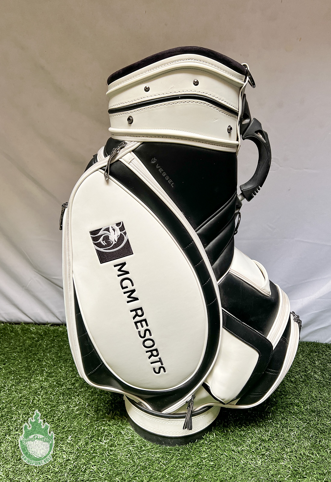 Used White Vessel Golf Staff Bag Embroidered Alex Cejka No Strap/Rainhood  6-way · SwingPoint Golf®