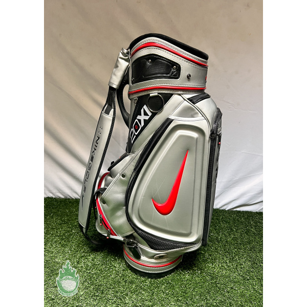 absorptie Weggooien Madison Used Gray/Red Nike 20Xi Golf Staff Bag with Rainhood Embroidered Chris  Reedy · SwingPoint Golf®